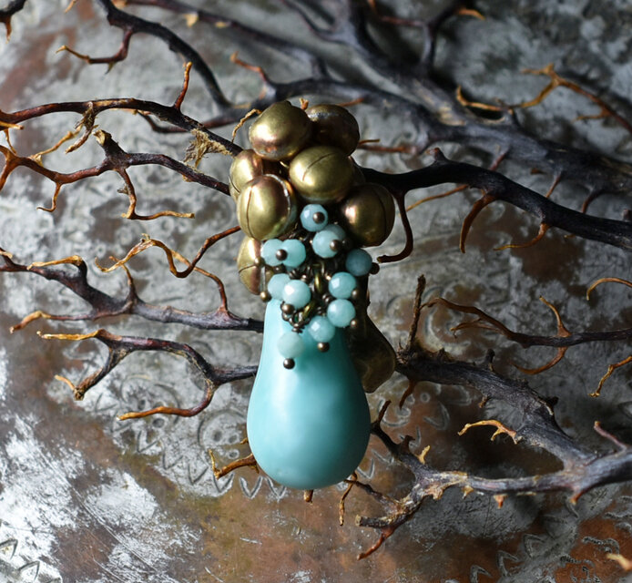 青磁色ウエディングビーズとたわわな鈴＆アマゾナイト、アフガンパーツのペンダントトップ