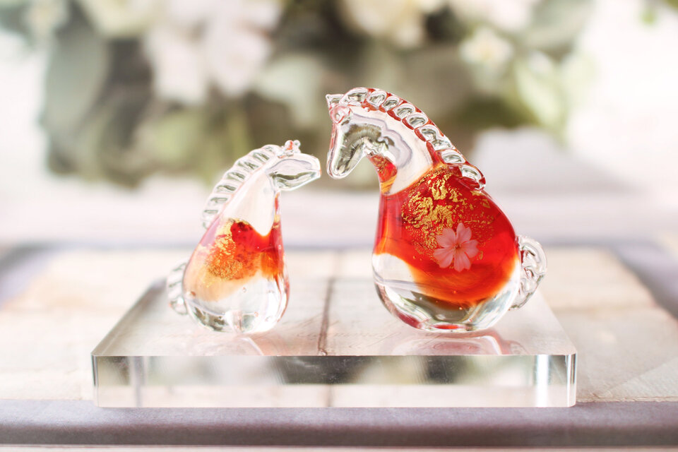 2026年ガラスのミニチュア干支飾り 午（赤） | iichi 日々の暮らしを