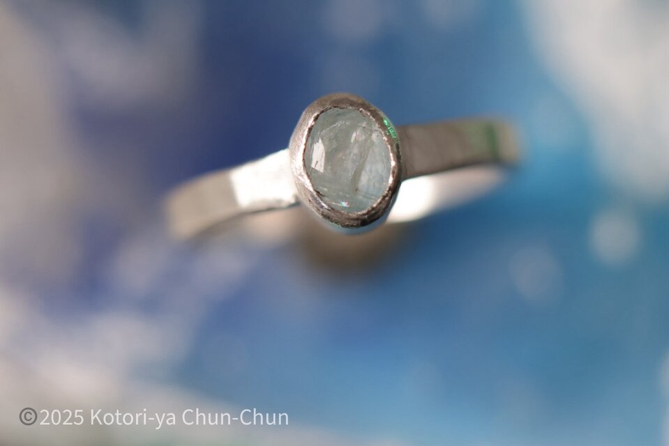 【ベリル系の激レア】特注カット　アフガニスタン産　非加熱ボロビエバイト・シルバーリング【雪氷】