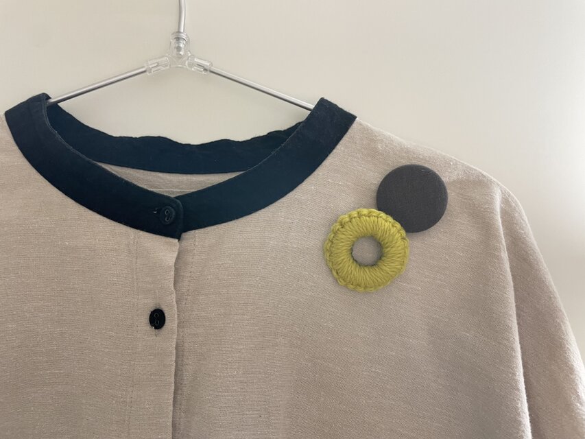 【丸と輪っか】軽いつけ心地のブローチセット　チャコールグレーとオリーブイエローグリーン