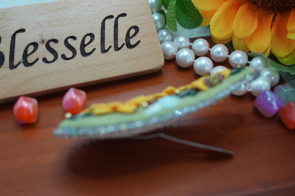 立体向日葵・手刺繡ヘアクリップ（一点物） | iichi 日々の暮らしを