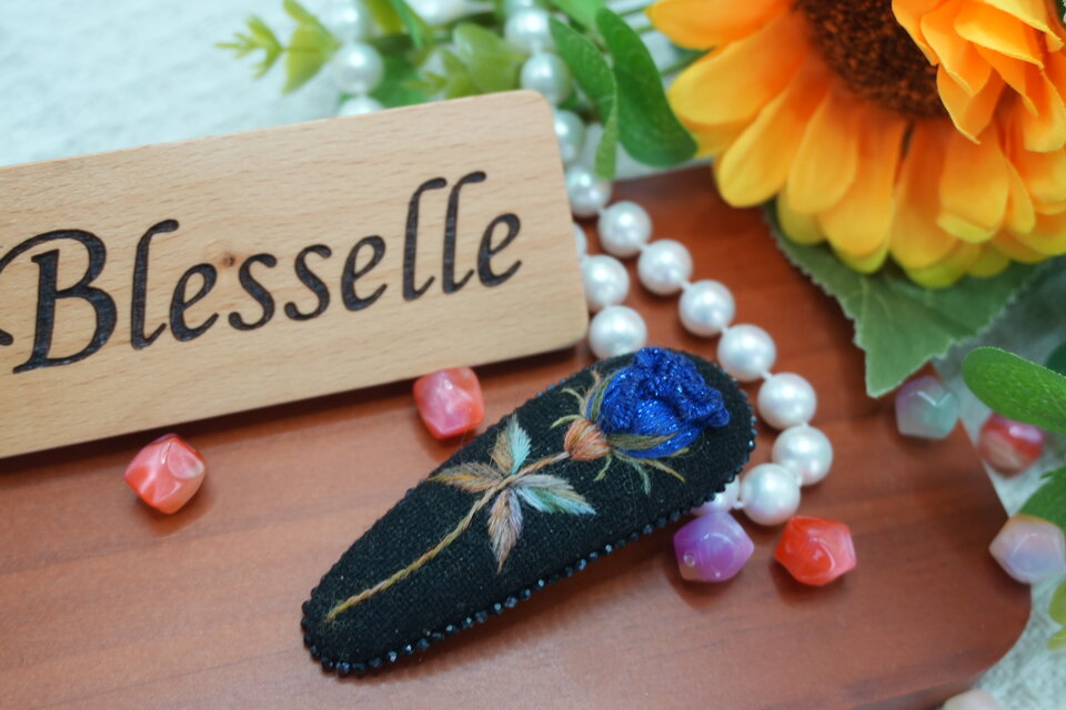 夜空に咲く深藍の薔薇｜立体刺繍ヘアクリップ｜大人可愛い｜大人の気品