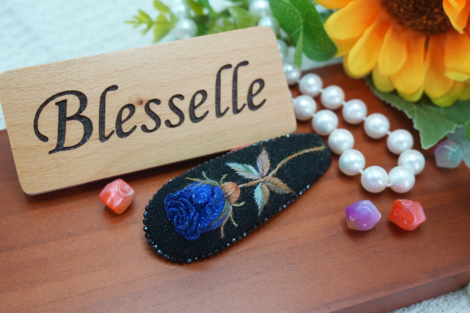 夜空に咲く深藍の薔薇｜立体刺繍ヘアクリップ｜大人可愛い｜大人の気品