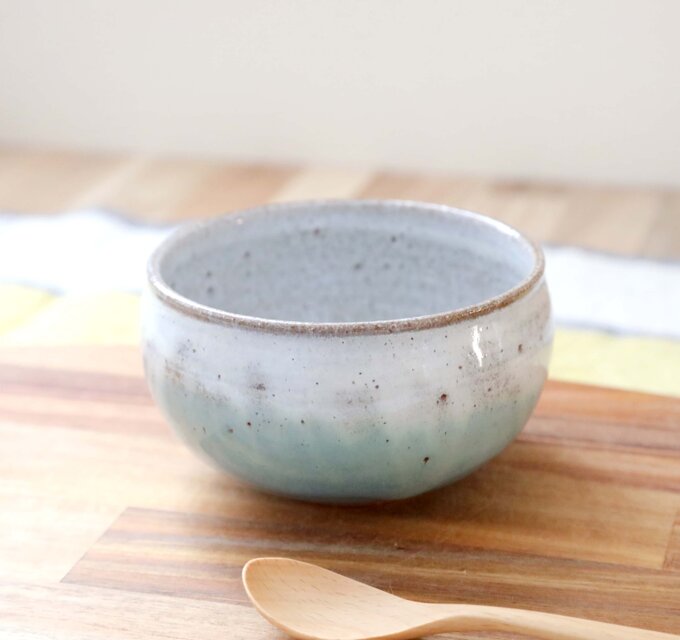 白釉とニュアンスブルーのかけ分けボウル