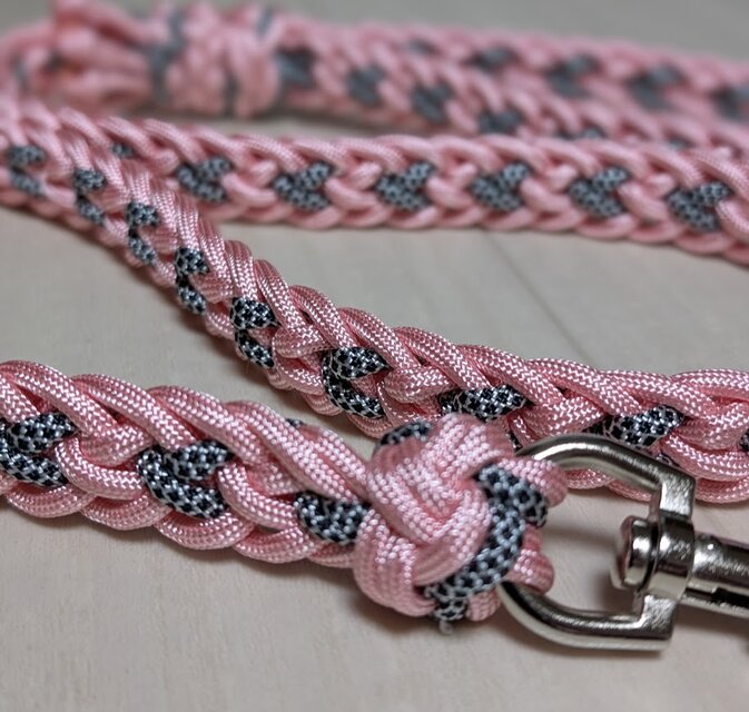 パラコード リード 大型犬用 光沢ピンクのLoveLove編み お揃いの首輪も