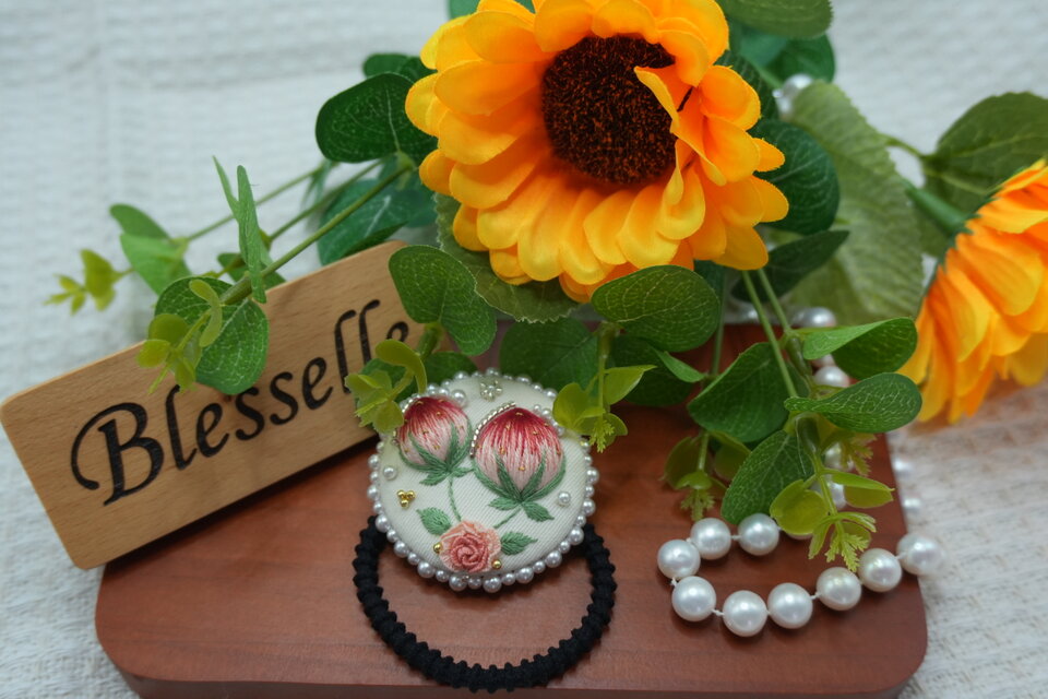 立体刺繍 いちごモチーフ ヘアゴム 一点物｜やさしい甘さを髪に