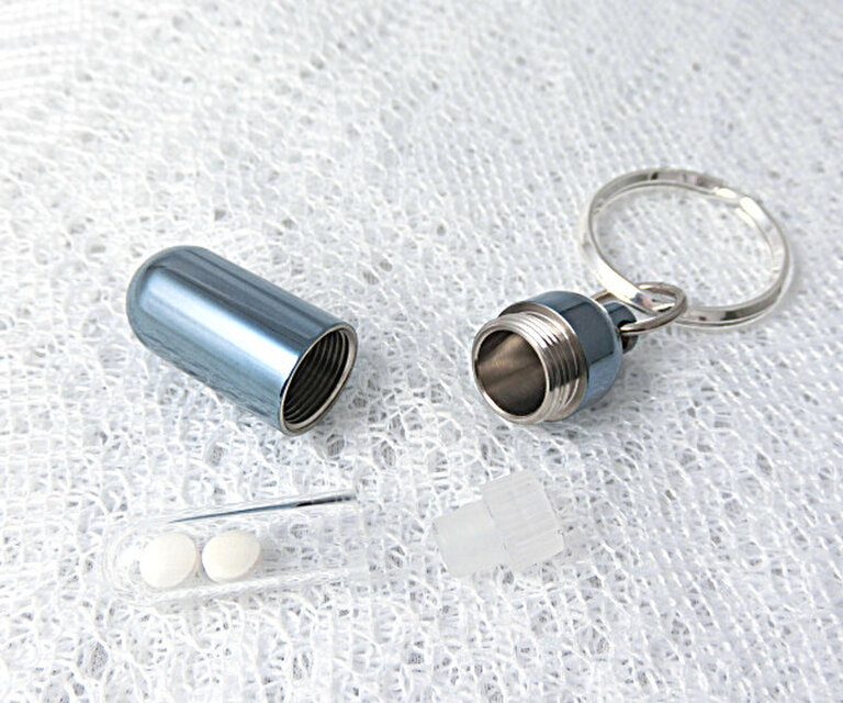 ミッドナイトブルーの海へ】 純チタン製：遺骨入れキーホルダー（内部