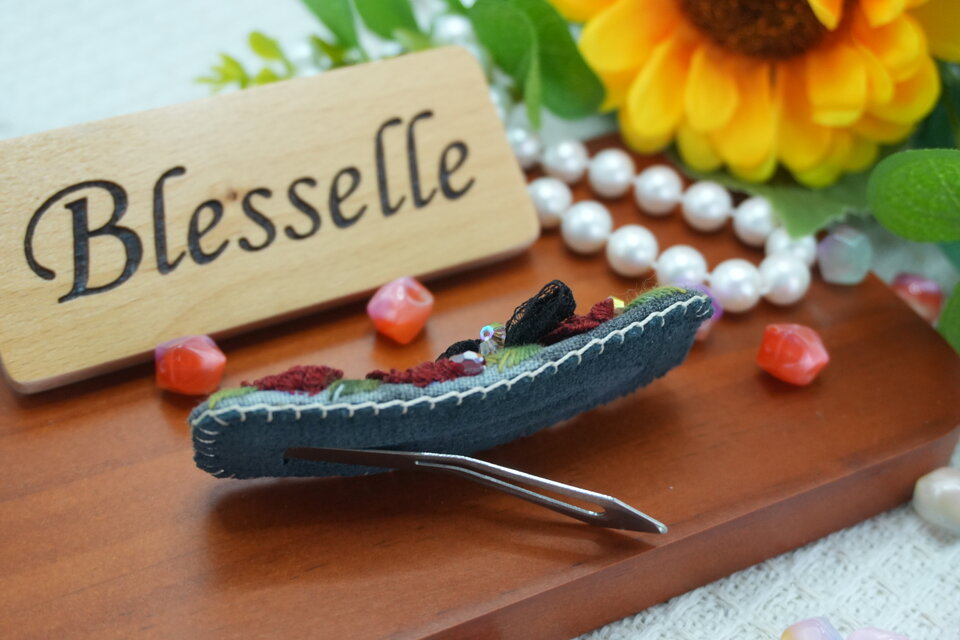 BlesselleFY 【一点物】手染めダーク布 × 立体刺繍 赤い花と黒レースの