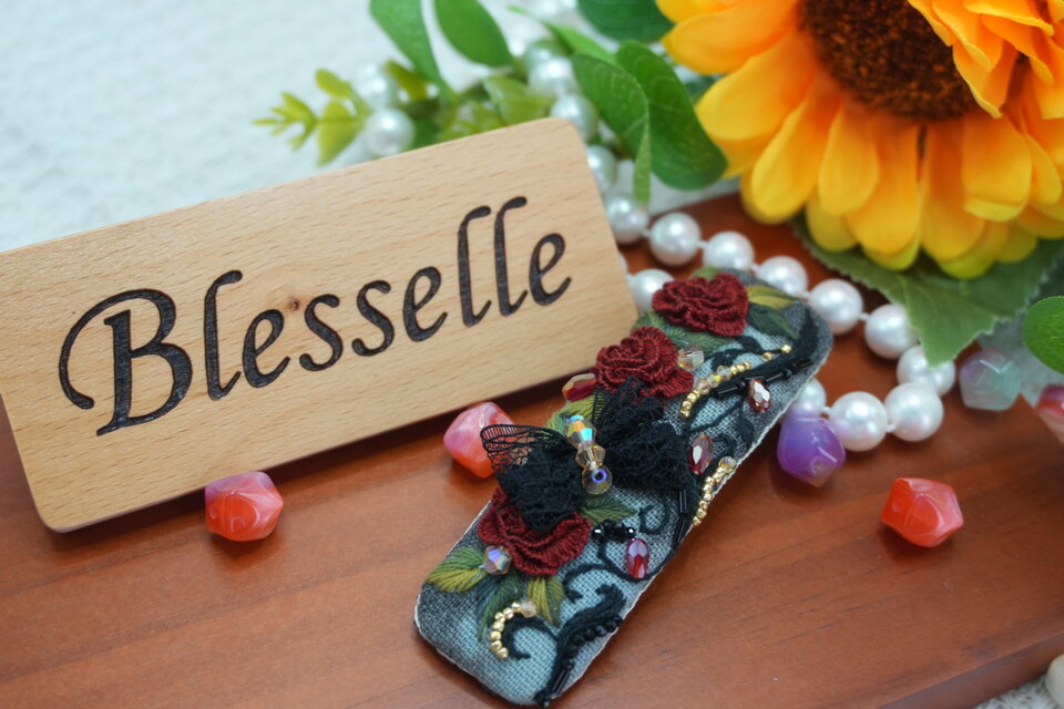 手染め布 リボンෆ ᩚ BlesselleFY 【一点物】手染めダーク布 × 立体刺繍 赤い花と黒レースの