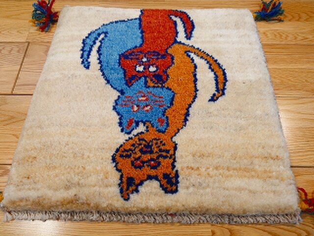 ペルシャ ギャッベ ミニマット ラグ 横43x41.5cm 厚み 2.50cm 3匹の猫