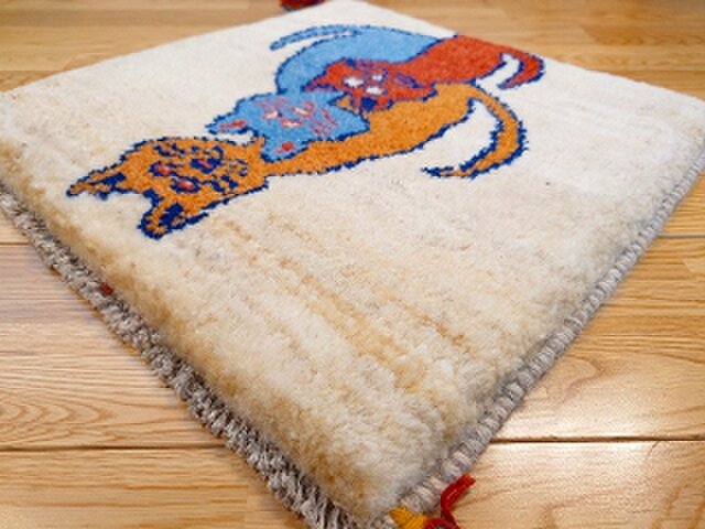ペルシャ ギャッベ ミニマット ラグ 横43x41.5cm 厚み 2.50cm 3匹の猫