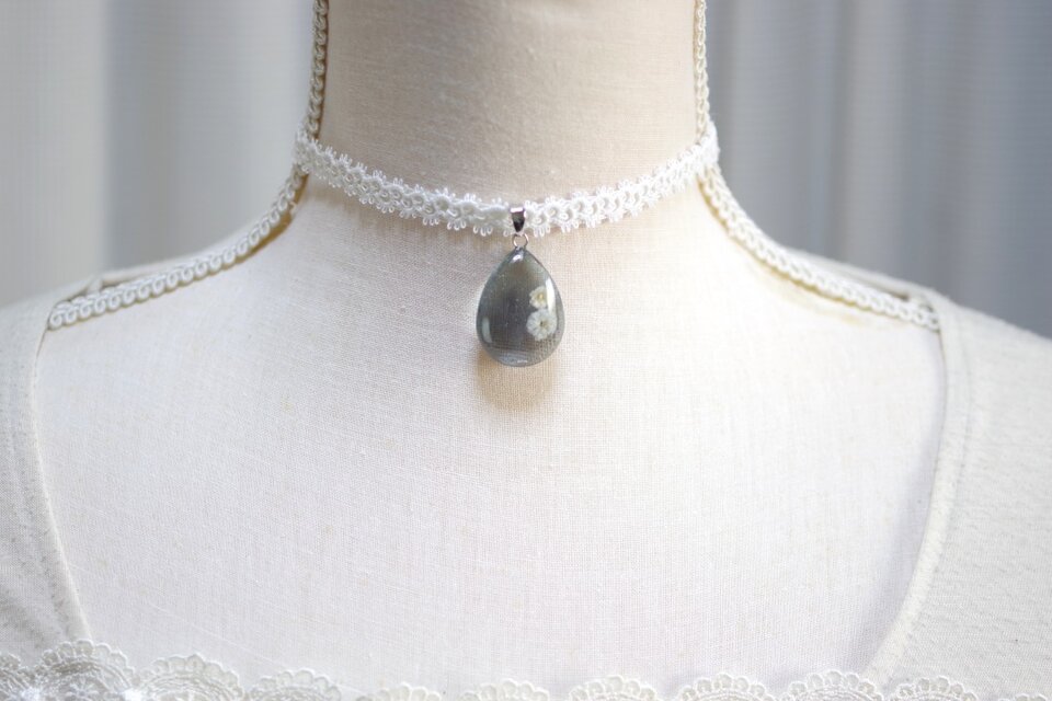 受注製作】レジンアート ドロップモチーフとタティングレースとサテン