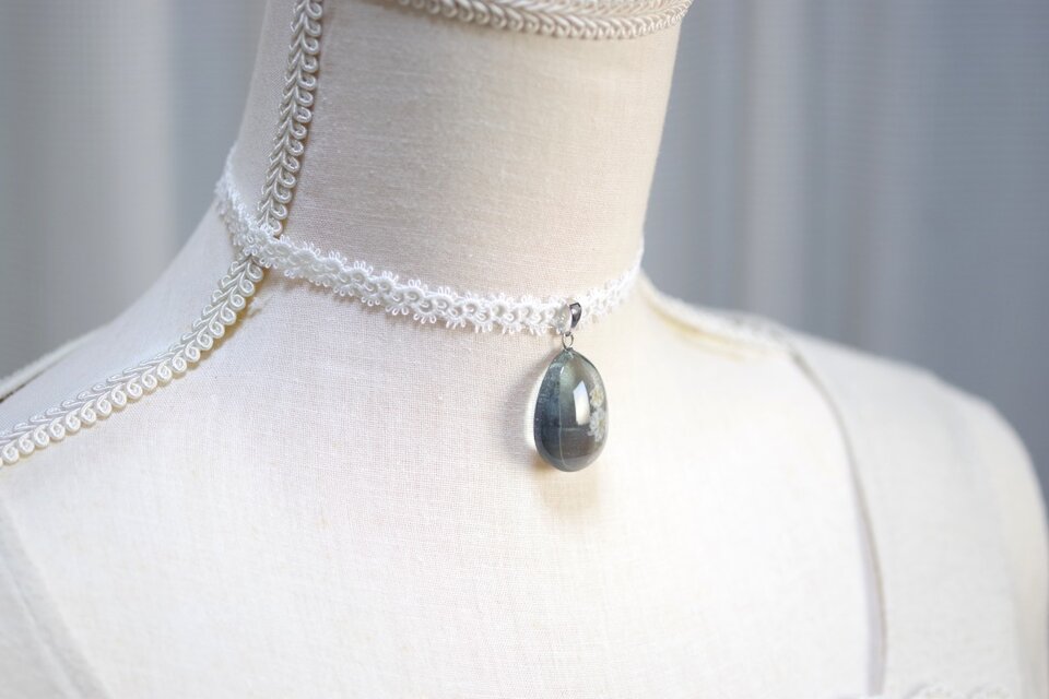 受注製作】レジンアート ドロップモチーフとタティングレースとサテン