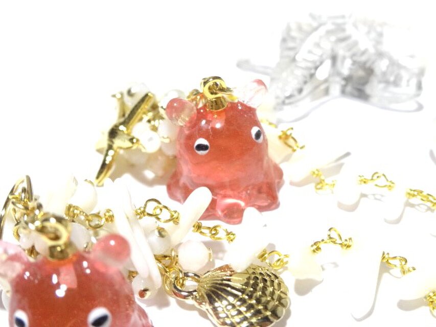 もも色】メンダコのアシンメトリーロングピアス | iichi 日々の暮らし