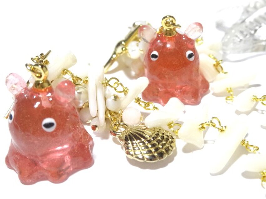 もも色】メンダコのアシンメトリーロングピアス | iichi 日々の暮らし 