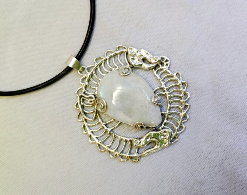 ホワイトラブラドライトの龍ペンダント | iichi 日々の暮らしを