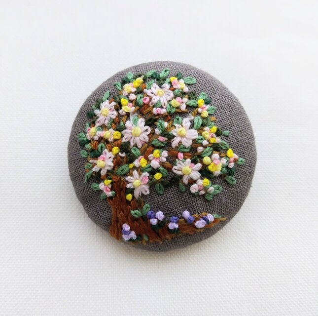 ピンクの花咲く樹 刺繍ブローチ(大） | iichi 日々の暮らしを心地よく