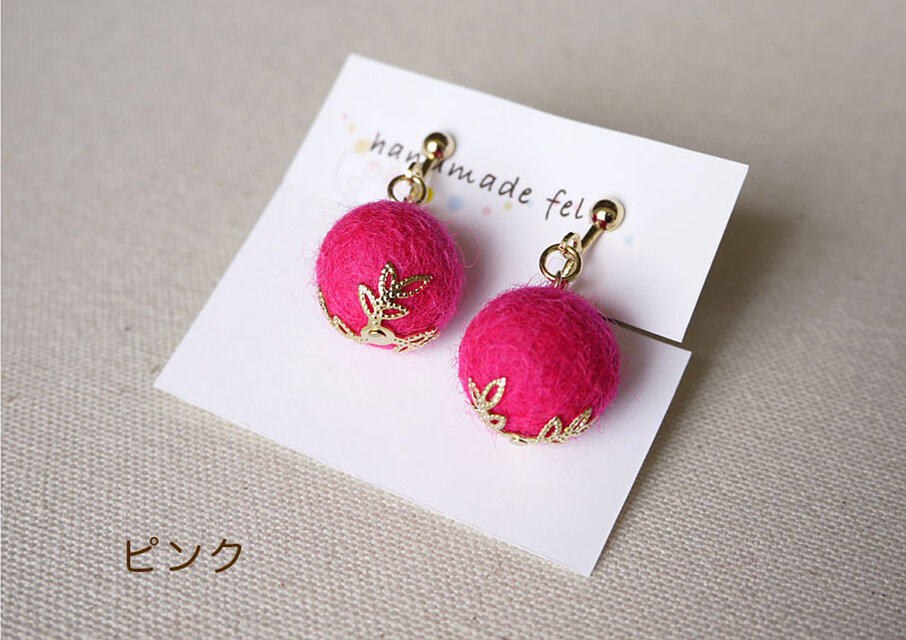 心に寄り添う】小さなフェルトボールイヤリング／ピアス 選べる
