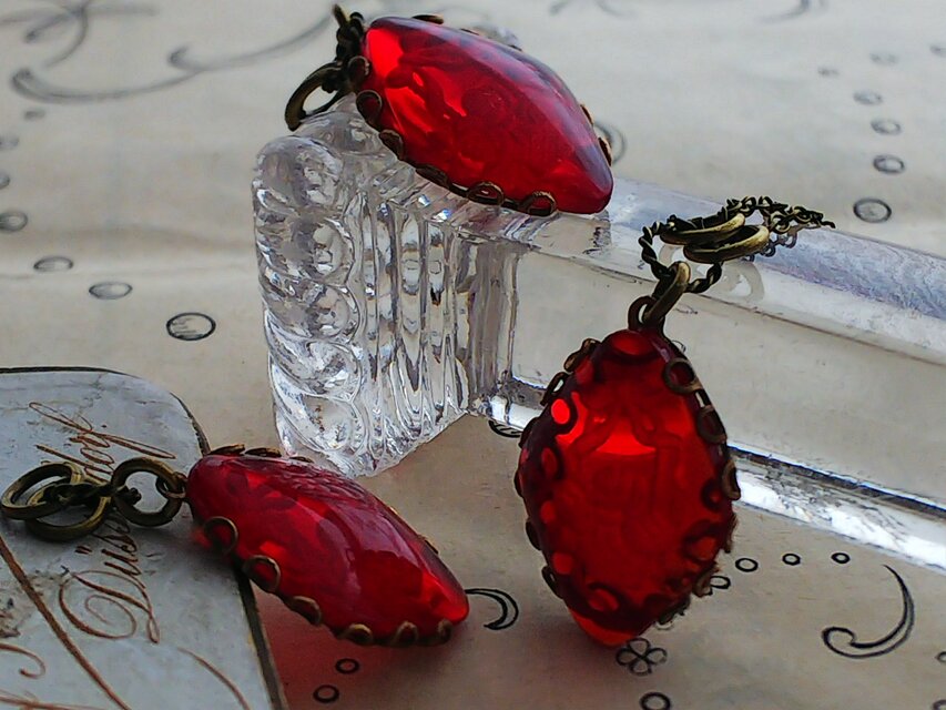 ヴィンテージ風葉型ブローチ 赤い玉　K18 ヴィンテージ風葉型ブローチ 赤い玉 K18 ヴィンテージ風葉型ブローチ