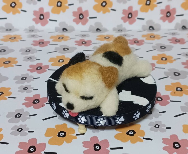 羊毛フェルト 猫ちゃん丸ベットに寝そべるプチわんちゃん | iichi 日々