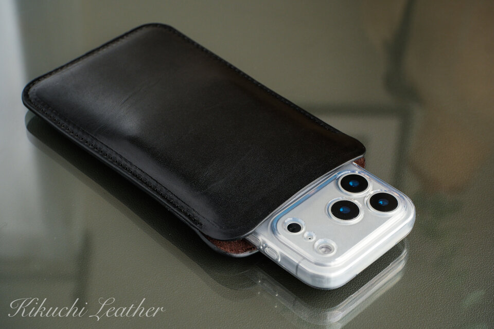 RIVER》ハードレザー スリーブケース （iPhone Air専用）ブラック