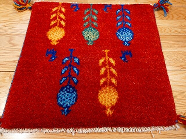 部族の美を纏うオーバルギャッベ（43×69cm） ペルシャ ギャッベ ミニマット 横42x40㎝ レッド 花 ヤギ T8464G