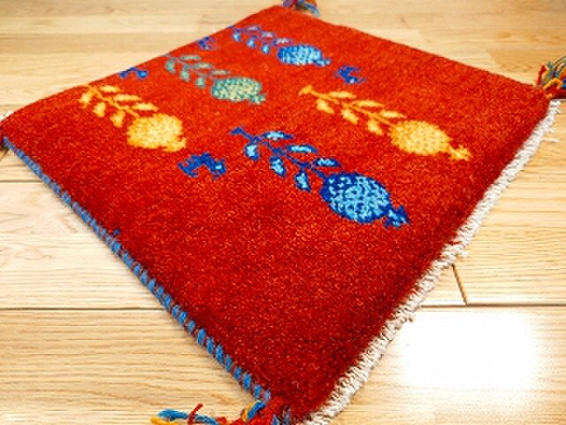 部族の美を纏うオーバルギャッベ（43×69cm） ペルシャ ギャッベ ミニマット 横42x40㎝ レッド 花 ヤギ T8464G