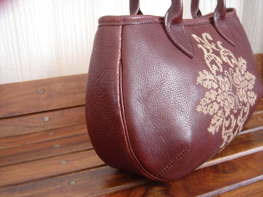 受注制作】イタリアンレザーの刺繍Bag（クロスステッチ刺繡） | iichi