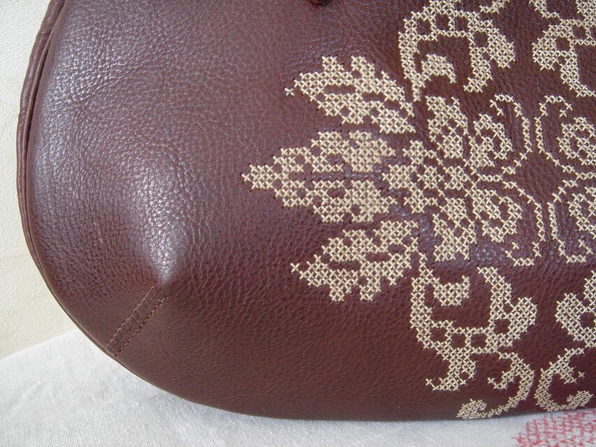 受注制作】イタリアンレザーの刺繍Bag（クロスステッチ刺繡） | iichi