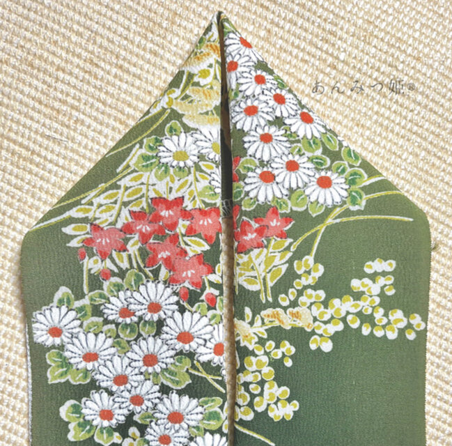 正絹の半衿 抹茶に小花 | iichi 日々の暮らしを心地よくする