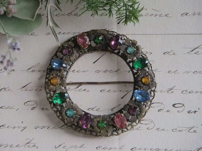 アンティークな雰囲気のチェコのガラスブローチ | iichi 日々の暮らし