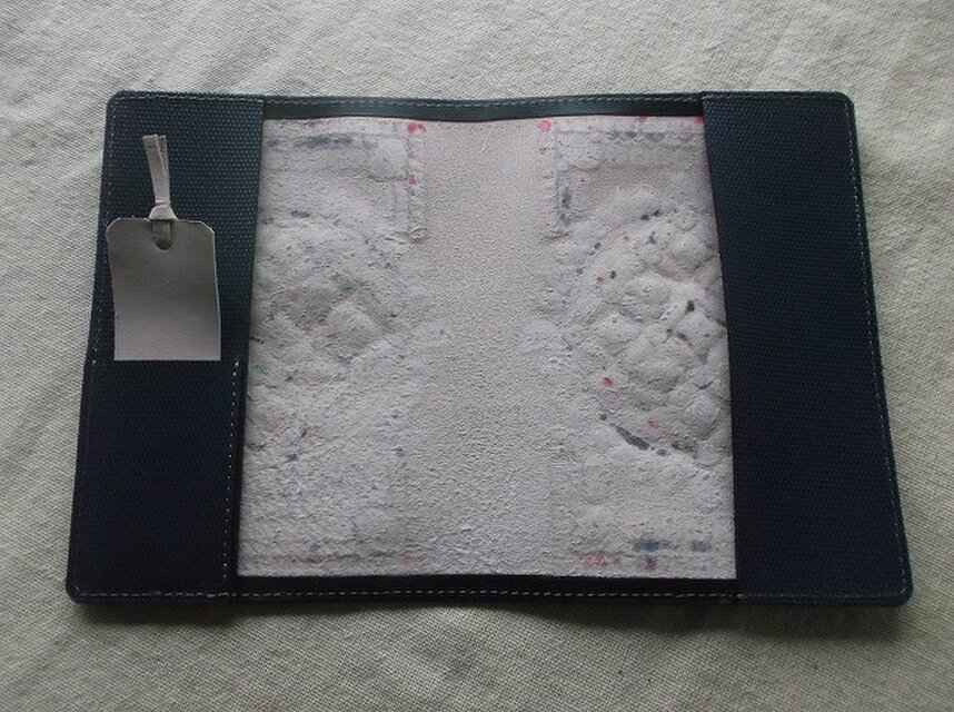 文庫サイズブックカバー 刻印、拭き染め 牛革 | iichi 日々の暮らしを