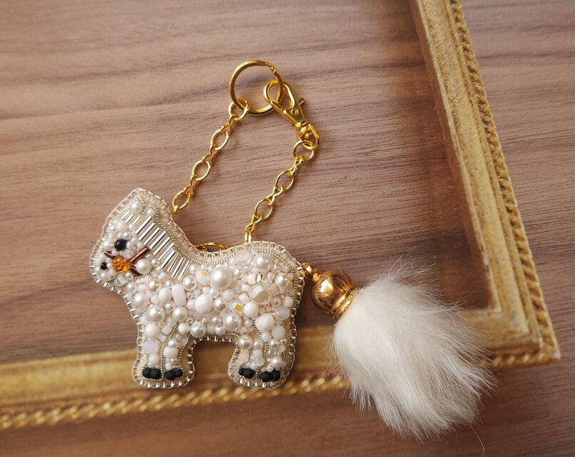 お馬さんのきらきらバッグチャーム | iichi 日々の暮らしを心地よく