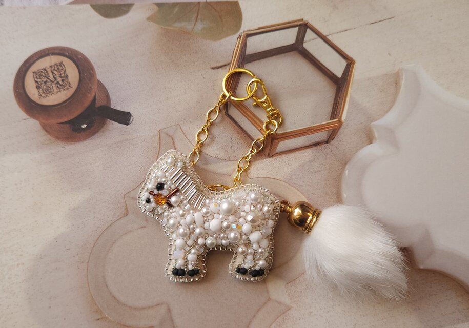 お馬さんのきらきらバッグチャーム | iichi 日々の暮らしを心地よく