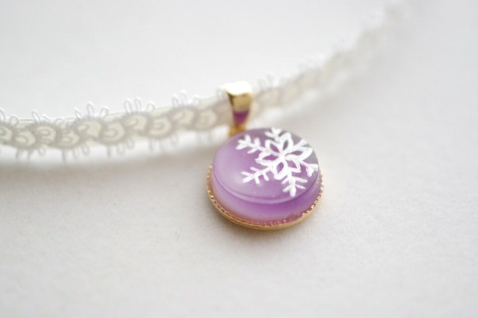 受注製作】レジンアート ラウンドモチーフとタティングレースとサテン