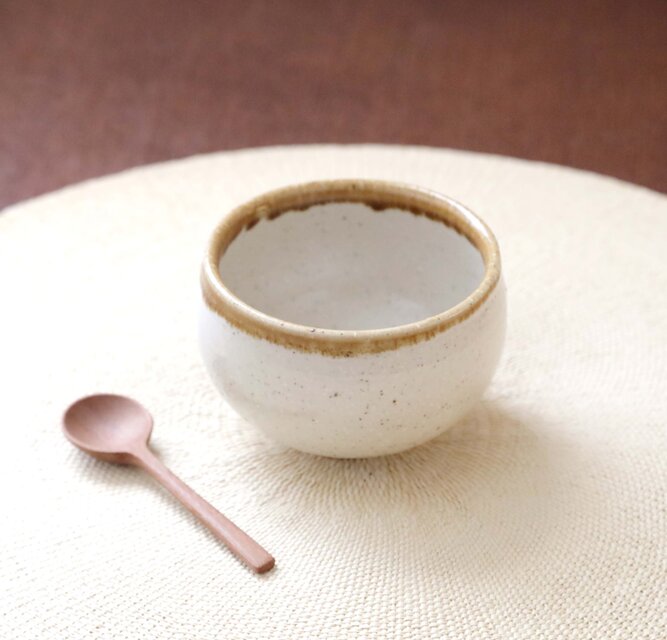 白御影土と艶消し釉のお湯のみ 縁飴 ＊ 1 | iichi 日々の暮らしを