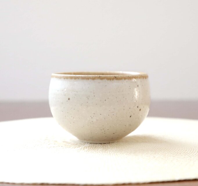 白御影土と艶消し釉のお湯のみ 縁飴 ＊ 1 | iichi 日々の暮らしを
