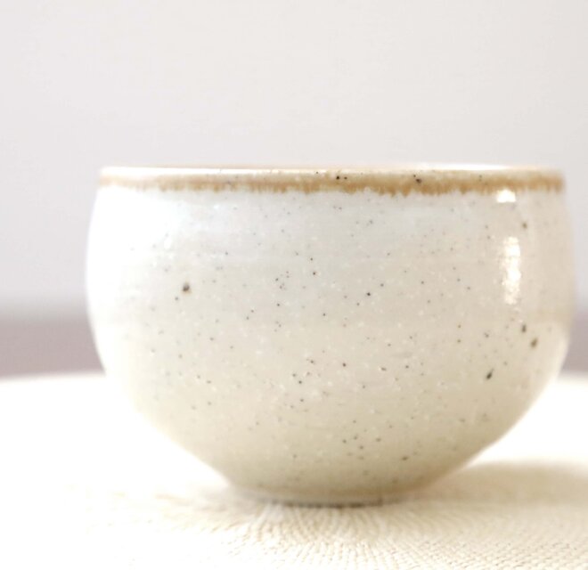 白御影土と艶消し釉のお湯のみ 縁飴 ＊ 1 | iichi 日々の暮らしを