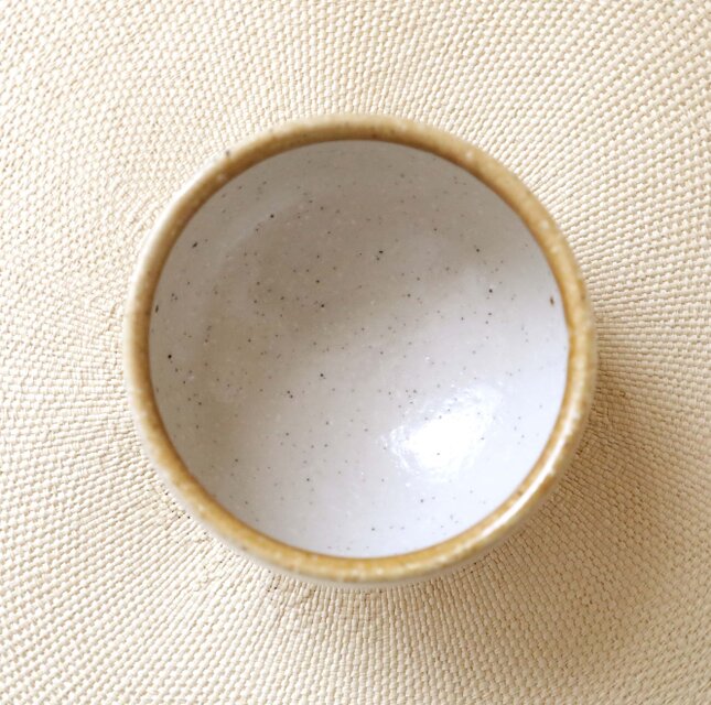 白御影土と艶消し釉のお湯のみ 縁飴 ＊ 1 | iichi 日々の暮らしを