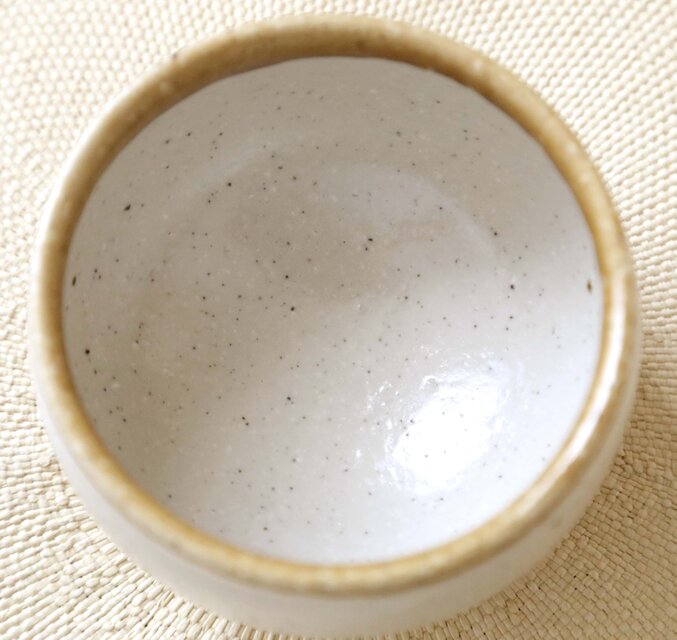 白御影土と艶消し釉のお湯のみ 縁飴 ＊ 1 | iichi 日々の暮らしを