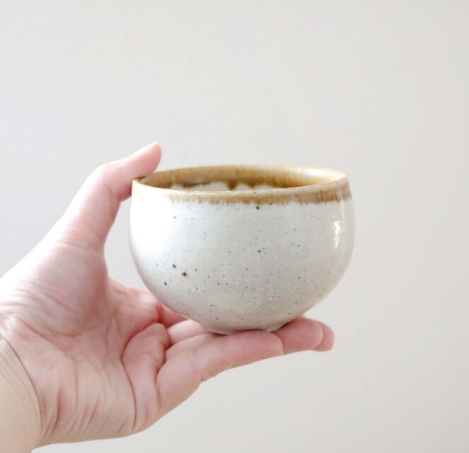白御影土と艶消し釉のお湯のみ 縁飴 ＊ 1 | iichi 日々の暮らしを