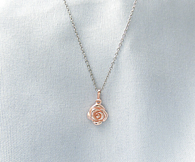 ピンクローズ｛薔薇｝のペンダント・シルバー製【主張しすぎない程よい