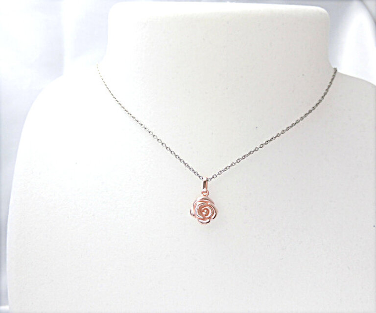 ピンクローズ｛薔薇｝のペンダント・シルバー製【主張しすぎない程よい
