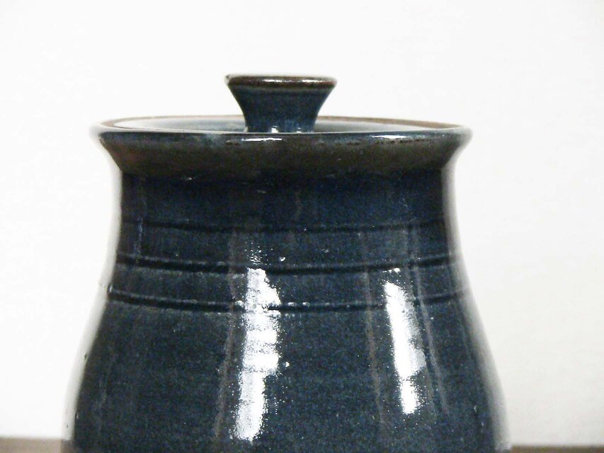 線描蓋物（錆呉須） | iichi 日々の暮らしを心地よくするハンドメイド