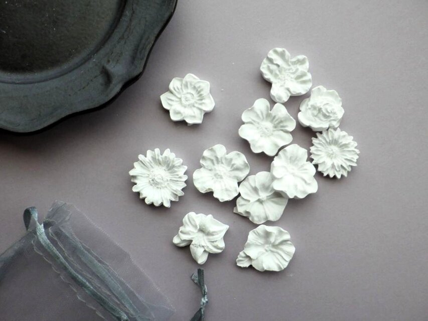 11種類の花を集めた アロマサシェ □ アロマストーン オーガンジー巾着