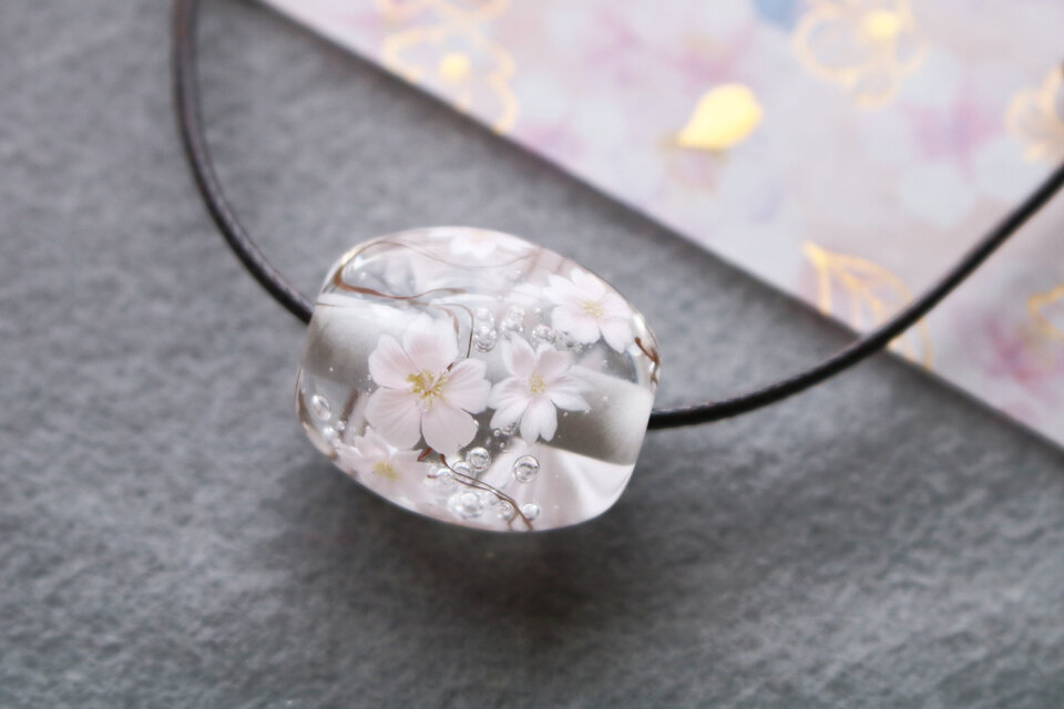 桜のとんぼ玉（ガラス玉）クリア／泡入り | iichi 日々の暮らしを