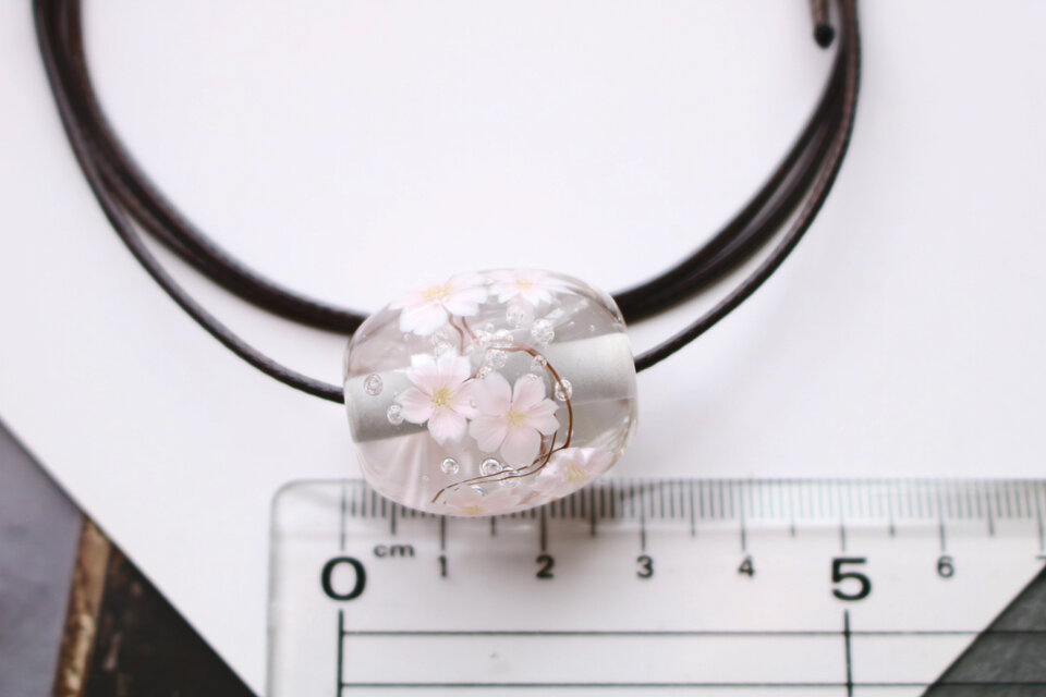 桜のとんぼ玉（ガラス玉）クリア／泡入り | iichi 日々の暮らしを