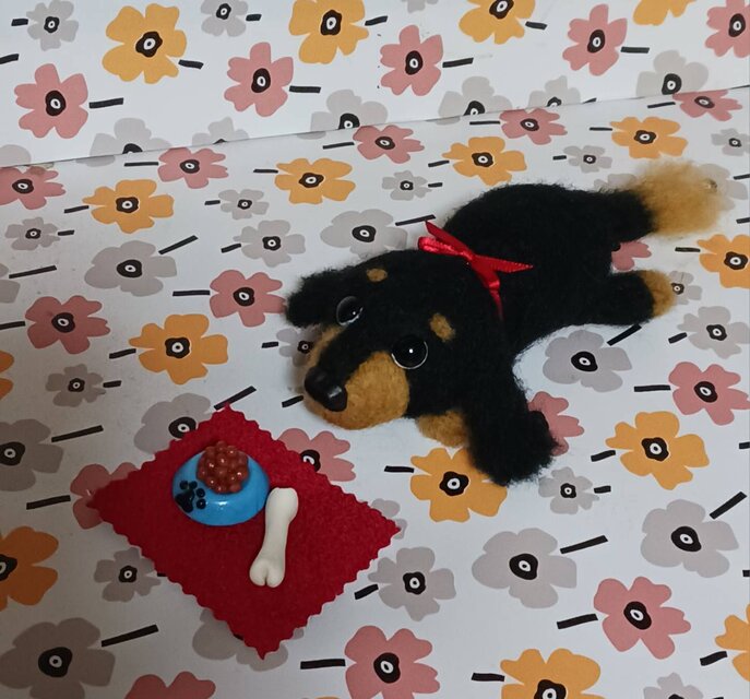 羊毛フェルト上目遣いのダックス 餌皿・ホネセット | iichi 日々の