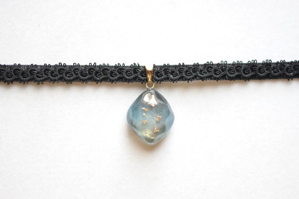 受注製作】レジンアート 鉱物モチーフとタティングレースとベルベット