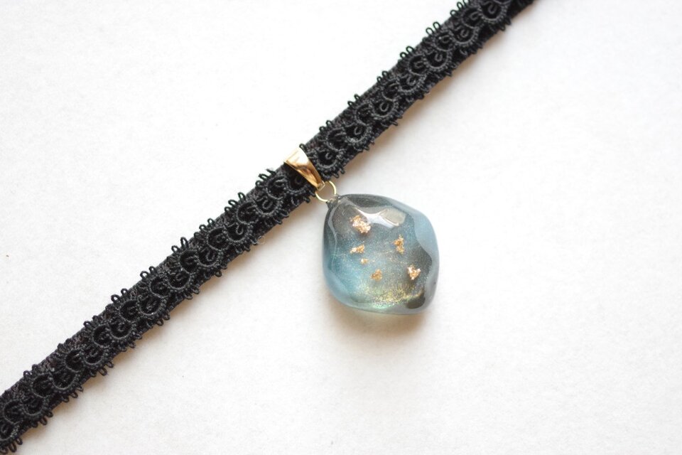 クアラントットノベルティミラー黒と金のリボン装飾 受注製作】レジンアート 鉱物モチーフとタティングレースとベルベット